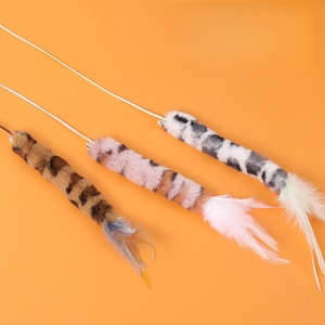 Juguete Interactivo Sostenible para Gatos, Varita con Plumas, Varilla de Madera, Mini Campana, Juguete de Ratón que Estimula el Comportamiento de Captura - Product Image 1