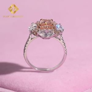 Anillo de Compromiso de Oro de 18K con Diamante Rosa de Laboratorio, Anillo Fino con Piedra Principal de Diamante de Laboratorio de Corte Radiante de 1.1ct - Product Image 4