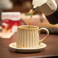 Tasse à café en céramique côtelée avec logo personnalisé et soucoupe, Mug à latte sur pied OEM pour la vaisselle de café boutique, Articles de boisson à marque privée