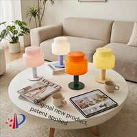 Lampe de bureau LED moderne au design artistique, lampe de chevet LED colorée, lampes de table en verre pour hôtel