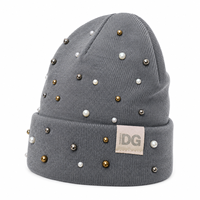 Bonnet en acrylique doux tricoté avec logo personnalisé, étiquette tissée, décoration perles et clous métalliques, pour femme, usage quotidien hiver, vente en gros usine