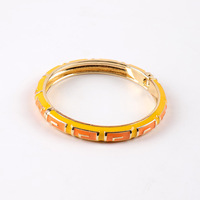 Bracelets vintage en émail à bas prix, prêts à être expédiés en gros, bijoux en alliage émaillé, bracelets simples rétro minimalistes pour les détaillants