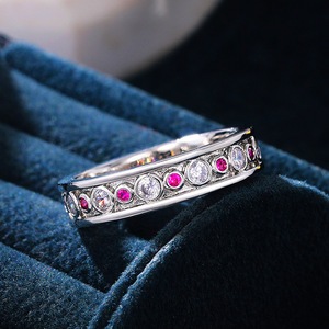 Anello a fascia singola con cristalli bianchi e rosa per donna, elegante accessorio di moda per tutti i giorni - Product Image 3