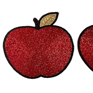 Salvamantel de Cuentas de Cristal Rojo con Diseño de Manzana, Hecho a Mano, para Mesa, Decoración de Mesa con Forma de Fruta - Product Image 1