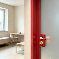 Porte battante moderne personnalisable à 2 vitres dépolies, cadre en alliage titane-magnésium, finition étanche pour cuisine et hôtel