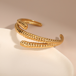 สร้อยข้อมือไทเทเนียมสตีลที่ขายดีที่สุด โดดเด่นด้วยดีไซน์เฉพาะตัว พร้อมแถบสีทองและสีเงิน ให้ความรู้สึกหรูหราเบาๆ - Product Image 6