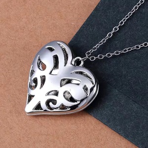 Colgante de aleación chapado en plata con forma de corazón, regalo de joyería con temática romántica para mujeres y hombres, accesorio de moda unisex 2024 - Product Image 2