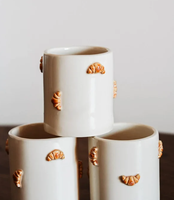 Mug en céramique avec applique 3D en forme de croissant, tasse à café fantaisie blanche brillante, décoration de table pour le petit-déjeuner, vaisselle personnalisée en gros avec logo