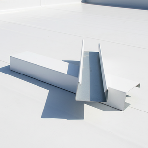 Tôle métallique revêtue <span class=keywords><strong>de</strong></span> PVC pour la finition des bords <span class=keywords><strong>de</strong></span> <span class=keywords><strong>toit</strong></span> et la protection périphérique étanche des toits plats - Product Image 1