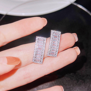 Orecchini Pendenti Geometrici Rettangolari Minimalisti ed Eleganti, Stile Delicato, Gioielli di Lusso Leggero, Accessori per Uso Quotidiano - Product Image 2