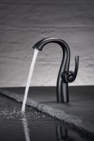 Robinet de lavabo sur pied noir mat à col de cygne, mitigeur de salle de bain en laiton massif à levier courbé unique, eau chaude et froide pour villa