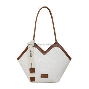 Sac à bandoulière léger et tendance pour femme, étanche IP56, avec fermeture éclair, capacité 1-1,9 L, design polyvalent et portable pour le shopping - Product Image 6