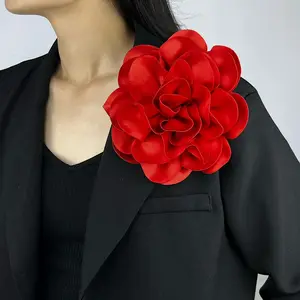 Bros bunga pernikahan Camellia, kain Satin merah menakjubkan 7.5in buatan tangan ekstra besar bunga mawar pengantin bros Pin bahu