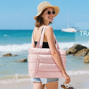 Nuevo Diseño, Juego de 2 Bolsos Tote Acolchados, Bolsos de Hombro Suaves Tipo Nube, Bolsos de Viaje Acolchados de Alta Calidad para Mujer, para Yoga y Gimnasio, con Logotipo - Product Image 4