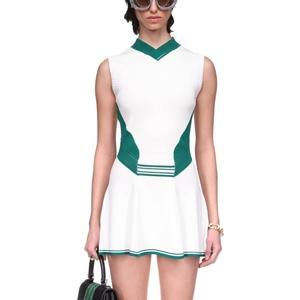 กระโปรงพลีทวินเทจออกแบบเองสำหรับผู้หญิง ผ้าฝ้ายระบายอากาศดี เหมาะสำหรับฤดูร้อน คอวี แขนกุด แห้งเร็ว ไซส์ใหญ่ สไตล์ลำลอง รับผลิตแบบ OEM สำหรับทีม - Product Image 3