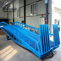 Rampe hydraulique pour le déchargement de conteneurs sur plateforme de chargement de chariots élévateurs avec pont d'accès mobile