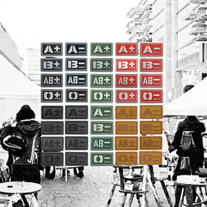 ป้ายยางพีวีซีเรืองแสงสำหรับการระบุประเภทเลือดมีหลายสีพร้อมห่วงเกี่ยวแผ่นรองยุทธวิธีกลางแจ้ง - Product Image 3