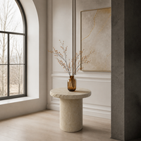 Table basse moderne en travertin naturel de luxe, plateau épais à bords ciselés, piétement cylindrique, mobilier de salon personnalisable pour hôtel