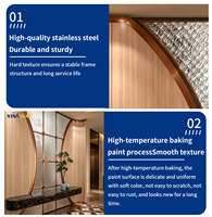 Paravents en acier inoxydable courbés avec revêtement en film imitation bois et verre texturé à effet écaille pour l'entrée des maisons et des commerces