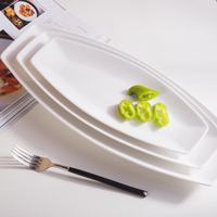 Vaisselle de restaurant en céramique rétro de luxe léger en gros, assiettes blanches en forme d'arc, plats de restauration personnalisables, compatibles micro-ondes