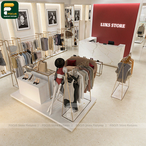 Expositor de Ropa Contemporáneo para Comercio Minorista, Armario Curvo para Colgar Prendas con Borde Suave - Product Image 1