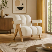 Fauteuil lounge moderne en tissu crème avec structure en bois massif et accoudoirs rembourrés pour hall d'hôtel, salon et réception