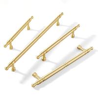 Ensemble de poignées et boutons de meubles en laiton massif de style néoclassique assortis pour la personnalisation de la mobilier résidentiel de toute la maison