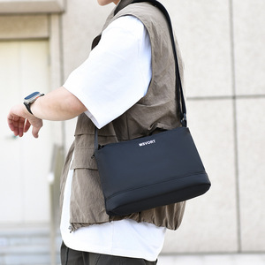 Msvort Bolso de hombro para hombre, bolso de pecho de gran capacidad de tela Oxford negra para uso diario, verano 2025 - Product Image 2