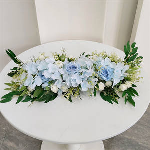 Composition florale de mariage en rangée de roses et d'hortensias en soie blanches, rouges et bleues pour la décoration d'événements et de fêtes - Product Image 6