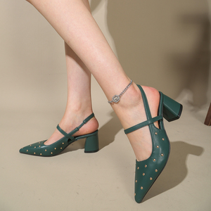 <span class=keywords><strong>Sandalias</strong></span> de Tacón Grueso con Remaches Dorados y Punta Puntiaguda para <span class=keywords><strong>Mujer</strong></span>, Marca Privada OEM Personalizada, Venta al Por Mayor de Fábrica - Product Image 2