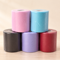 Papier toilette gaufré multicolore personnalisé en petits rouleaux pour la décoration de tables de restaurant, de fêtes et de festivals