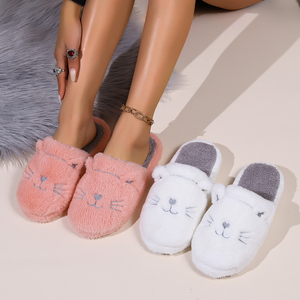 Pantoufles d'hiver confortables en peluche pour intérieur/extérieur, personnalisables avec logo, nouveau design aux motifs fruités, douces et massantes, sans minimum de commande. - Product Image 4