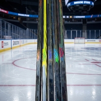 Bâton de hockey sur glace monobloc en fibre de carbone 100 % premium, ultra léger, avec poignée tactile à pointe moyenne, lame senior P92/P28 pour joueur