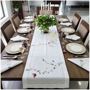 Chemin de table personnalisé brodé de papillons colorés, chemin de table en coton blanc de haute qualité avec ourlet festonné pour la maison et l'hôtel - Product Image 3