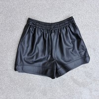 Shorts en cuir noir doux pour femmes, taille élastique, cordon de serrage, poches latérales, pantalon en cuir pour toutes les occasions décontractées au quotidien