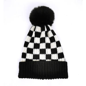Bonnets en jacquard de haute qualité en gros, noir et blanc à carreaux, hiver, bordure à revers, <span class=keywords><strong>pompon</strong></span>, tricot à carreaux, image unisexe, vêtements de plage - Product Image 5