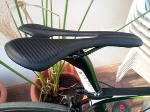 Selle de vélo en stock, selle creuse pour VTT/vélo de route avec surface en cuir ultra-fibre et arc en carbone - Product Image 6