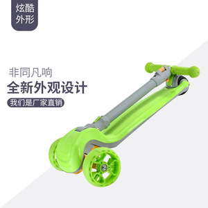 สกู๊ตเตอร์เด็กแบบพับได้ ปรับความสูงได้ สำหรับเด็กอายุ 3-12 ปี ของเล่นขี่เล่นกลางแจ้งสำหรับเด็ก มีสามล้อ สีเขียว - Product Image 1