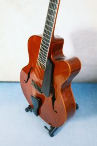 Guitarra Eléctrica Artesanal de 17 Pulgadas con Mástil de Arce, Cuerpo Hueco de Caoba Sólida, Tapa de Abeto, Estilo Violín, Personalizada Profesionalmente con Tapa de Ébano - Product Image 4