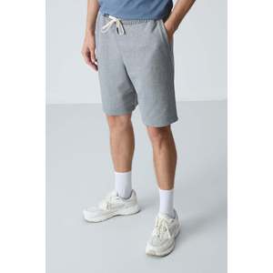 Shorts en coton tricoté mi-long pour homme Air Jones - Gris chiné texturé épais et doux, vêtements de sport décontractés, élastiques et respirants pour tous les jours - Product Image 2