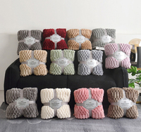 Couverture en velours de lait rayée dorée à bord roulé, douce et chaude, idéale pour la maison, le bureau, la sieste ou comme cadeau
