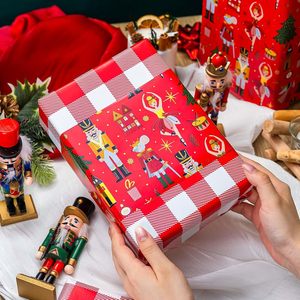 Papier d'emballage de Noël rouge réversible motif casse-noisette à carreaux dorés 17 po x 32,8 pi recyclable - Product Image 3