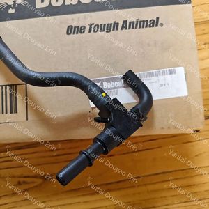 Tuyau de carburant d'origine Bobcat 7386512 pour chargeuses compactes S66, S76, S64, S450, S510, S530, S550, S590, <span class=keywords><strong>S62</strong></span>, S630, S650 - Product Image 4