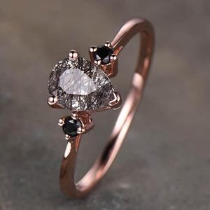 แหวนหมั้นเพชรดำควอตซ์รูไทเลตสีดำประดับด้วยทองคำสีโรสโกลด์สามเม็ด - Product Image 3