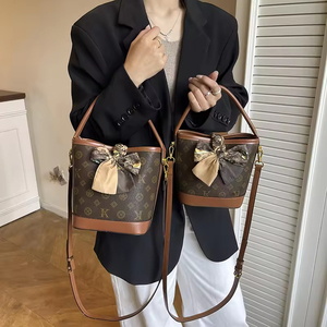 Elegante Bolso Tote Casual de Piel Sintética para Mujer con Parte Superior Abierta y Correa Cruzada Ajustable, Impermeable para Uso Diario - Product Image 6