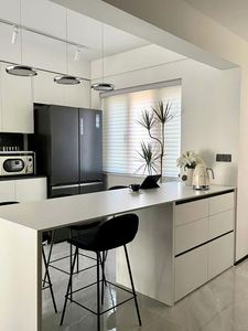 ตู้ครัวไม้แข็งครบชุดสำหรับการออกแบบห้องครัวที่หรูหรา - Product Image 2