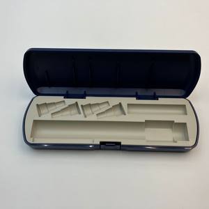 Boîte en plastique spécialement conçue pour les stylos injecteurs durables et réutilisables de couleur bleu marine - Product Image 1