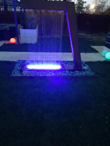 Grande décoration extérieure en acier corten, fontaine moderne à LED avec jets d'eau - Product Image 5