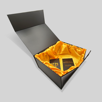 Boîte-cadeau personnalisée de luxe magnétique en satin noir doublé impression en relief satin d'or à l'intérieur de l'emballage pour emballage Premium