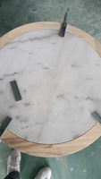 Table basse ronde en marbre blanc avec structure en bois massif et pieds en métal